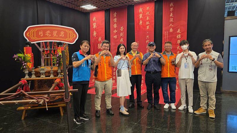 南臺科技大學張鴻德副校長、武龍宮王大明主委、學務長鄭淑真與地方代表，於「校緣愛情展」月老星君神駕前合影。活動精髓在「校園×社會×文化」跨域共創。