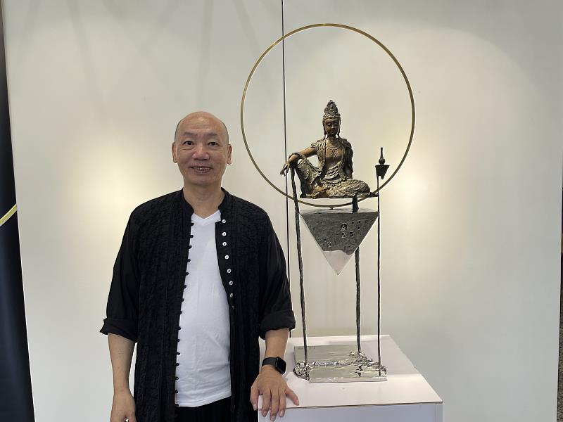 林韋龍與新作品合影