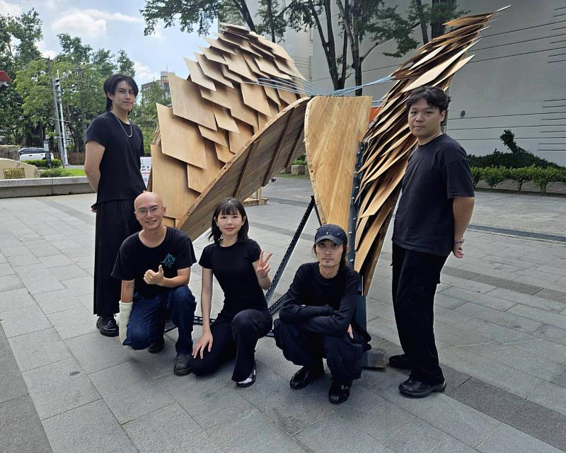 獲獎團隊與作品合影，〈複合編構曲木亭〉以「時間的摺痕」為概念主軸，透過參數化摺疊技術，詮釋「木都嘉義」三個時代的發展軌跡。（圖／淡江大學提供）