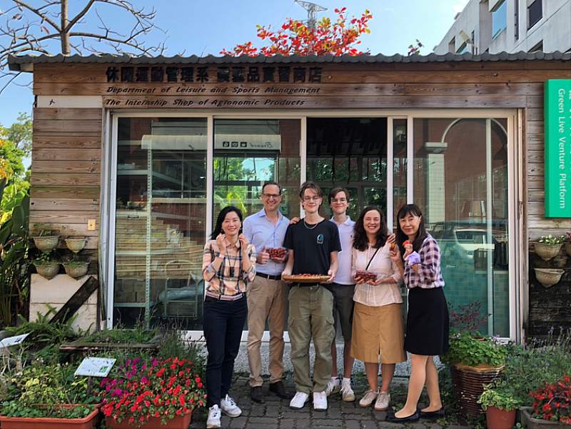 志工家庭參訪中信科大校內番茄園，體驗採摘並了解學生行銷學習成果。（圖/中信科大提供）