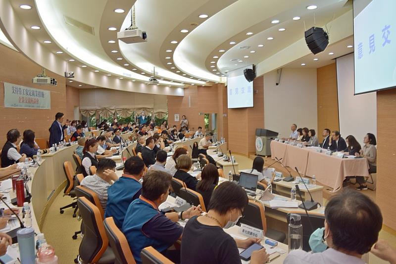.為加深對產業的理解,首場「支持勞工安定就業措施企業交流座談會」廣泛蒐集產業公協會及中部地區企業代表意見