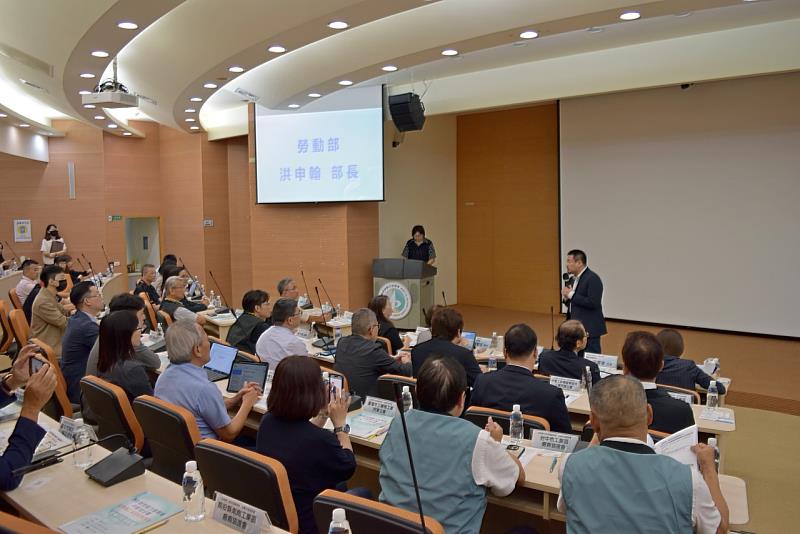 支持勞工安定就業措施全國首場企業交流座談會於10月1日下午在勞動力發展署中彰投分署舉行，由勞動部長洪申翰親自主持.