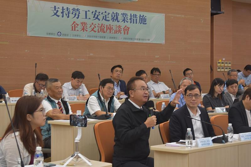 企業代表在支持勞工安定就業措施全國首場交流座談會中針對轄區產業現況踴躍發言（圖中發言者為中華民國工業區廠商聯合總會副總會長董正宗）