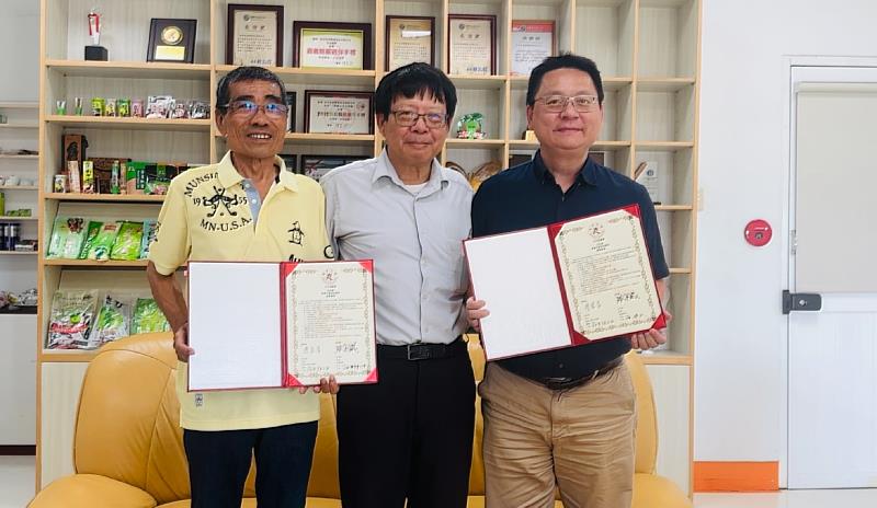 南華大學科技學院陳柏青院長（右）代表與「威獅農場」的蔡承威廠長（左）簽訂產學合作協議書，南華大學文化創意事業管理學系趙家民教授（中）見證。