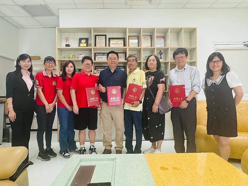 南華大學科技學院陳柏青院長與（中）與松井生技公司的陳啓義董事長（左4）及威獅農場蔡承威場長（右4）簽署產學合作並合影。