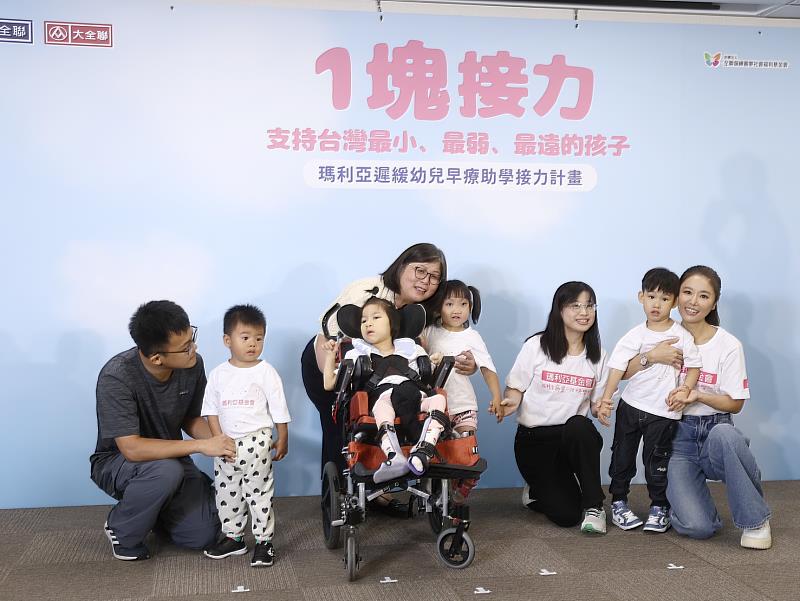 「愛從1開始」零錢捐記者會現場，公益大使林心如與瑪利亞基金會遲緩兒個案互動融洽。
