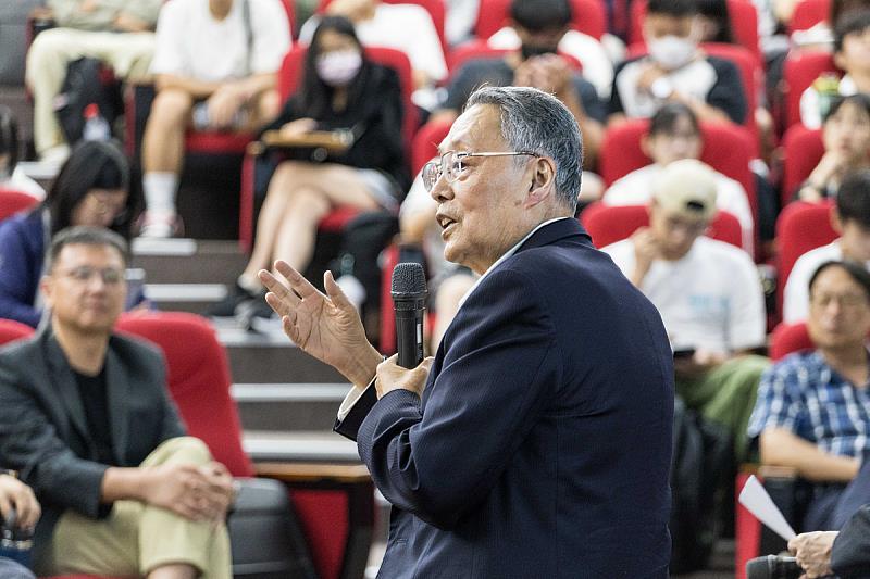 施董事長鼓勵學子在遇到困境時要不斷嘗試，終能突破瓶頸