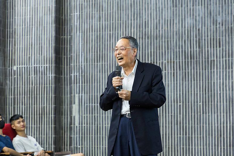 施振榮董事長勉勵學子要持續學習、勇於接受挑戰
