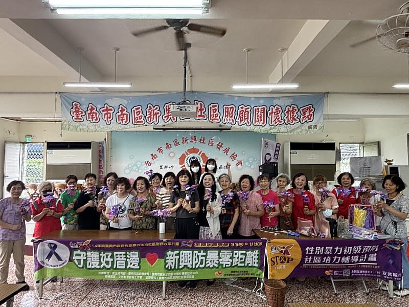 公廣系畢製辦理手作花束活動推廣防暴理念，全體合影