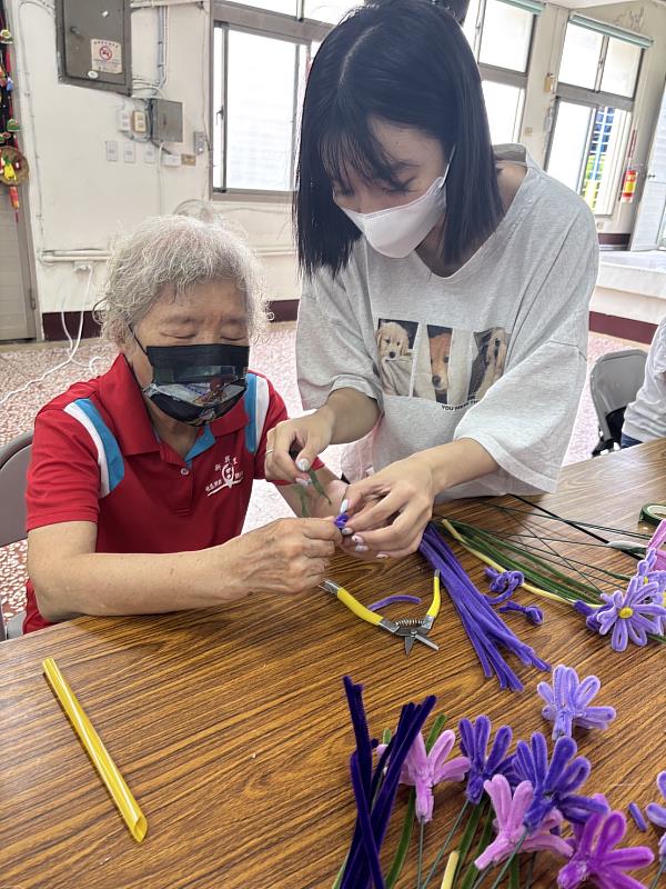 公廣系學生協助學員製作