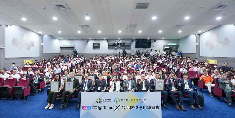 2025 Digi Taipei X 台北數位應用博覽會盛大開幕，貴賓及參與者大合照，活動現場湧入超過400位與會者共襄盛舉
