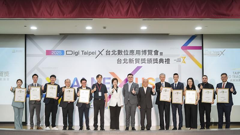 2025新貿獎頒獎典禮,10家金獎企業與貴賓合影,左6開始為:數位發展部數位產業署 李楷元副組長、臺北市政府王玉芬副秘書長、臺北市政府產業發展局陳俊安局長、台北市進出口商業同業公會黃文榮秘書長