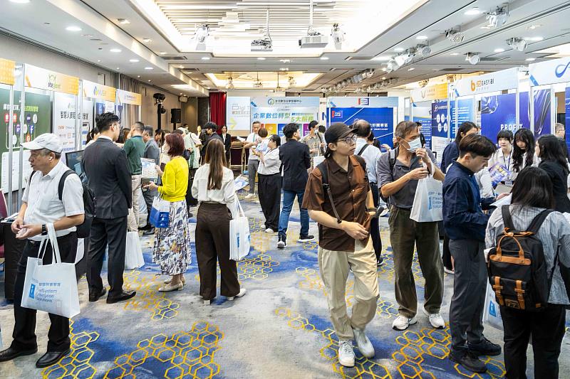 「2025台北數位應用博覽會暨台北新貿獎頒獎典禮」匯集超過30家資服業者涵蓋四大主題展攤，提供超過200個導入方案，助企業全面掌握數位轉型機會，實現智慧應用