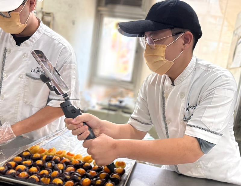 「暖暖堡」團員陳柏翰（右）為業主拍攝中秋月餅短片