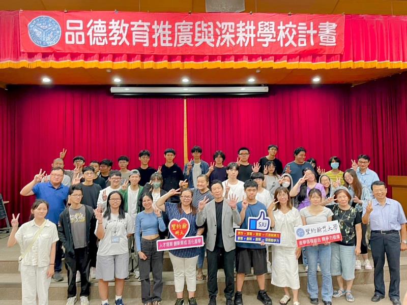 聖約翰科技大學邀請校友總會陳詩銘秘書長以「我的職涯旅程」為題，與學弟妹分享他從新埔求學到就業、創業的心路歷程。