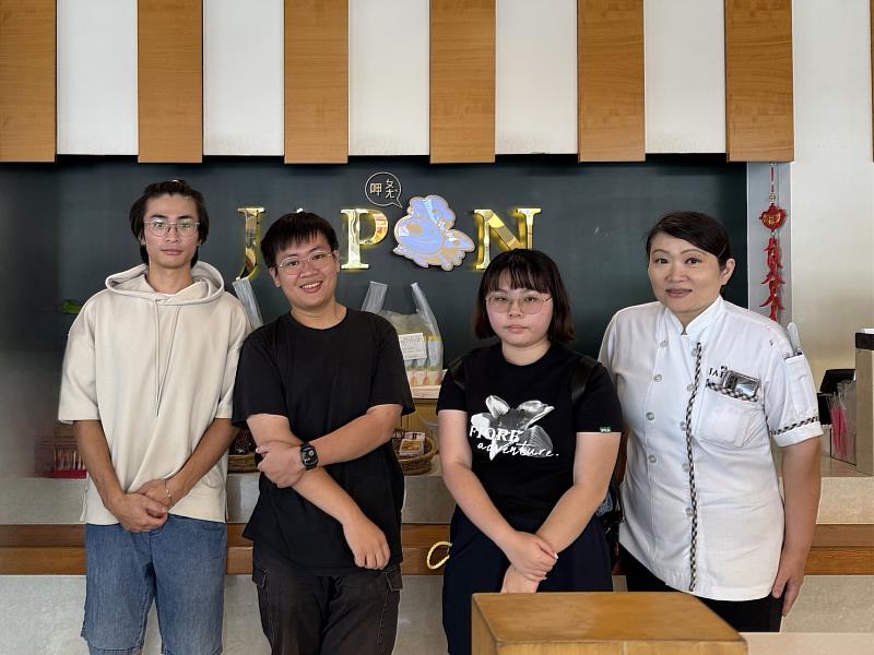 公廣系畢業製作團隊 「暖暖堡」攜手「JAPON點心坊」產學合作，與蔡雅淇店長(右1)合影