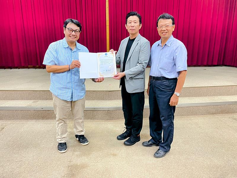 教務行政組何明蒼組長（左）致贈感謝狀給陳詩銘秘書長（中），感謝其撥空返回母校演講。