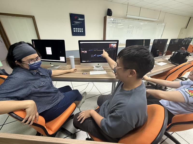日籍團員相馬悠葵（左1）與團員於跨領域影音製作實驗室製作短影音