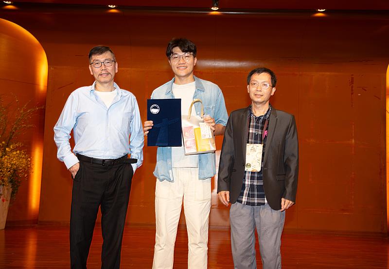 左起理工學院院長陳繩義、百萬訂閱的知識型YouTuber啾啾鞋（本名謝任杰）及應數系鄭文巧主任。