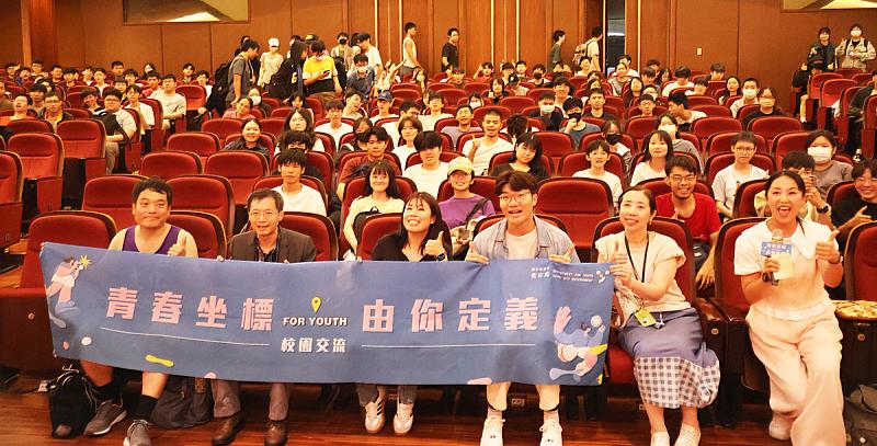 文化大學理工學院與臺北市政府青年局合作，舉辦「理工學院倫理課程院演講」，特別邀請百萬訂閱的知識型YouTuber啾啾鞋（本名謝任杰）蒞校演講，師生合影。