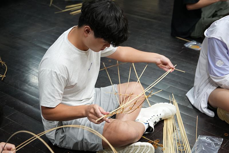 學生親手製作竹製作品