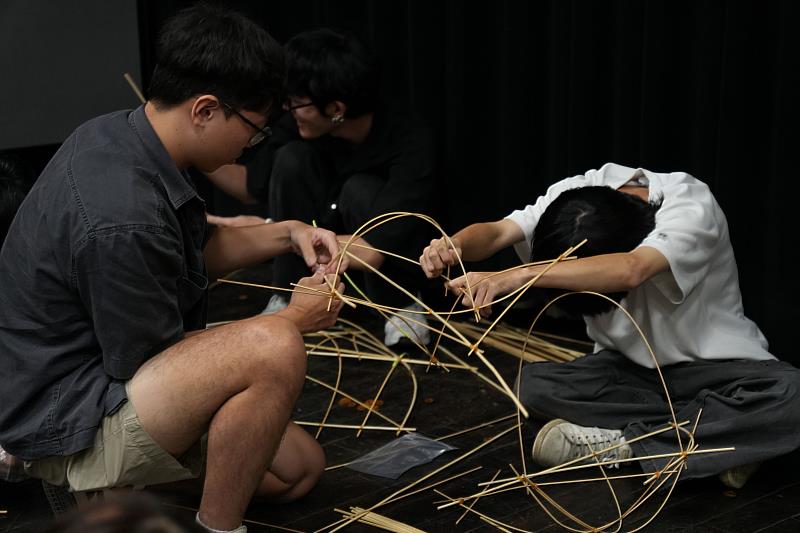 學生合力製作竹藝作品