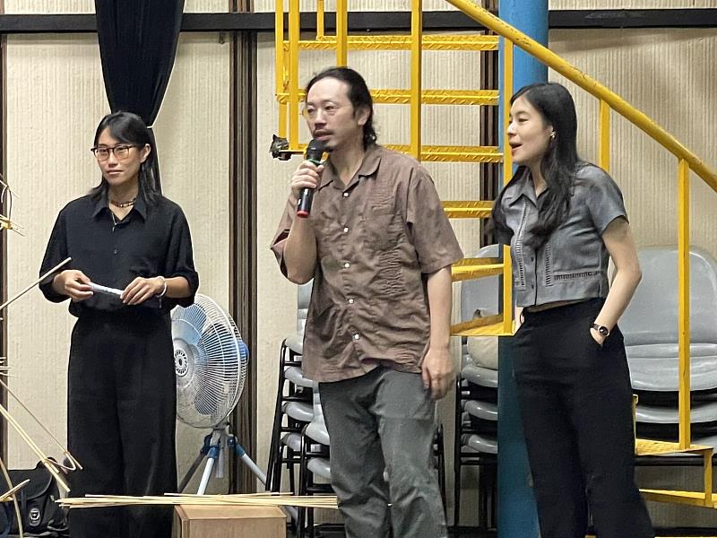 游云旨設計師（中）指導學生創作