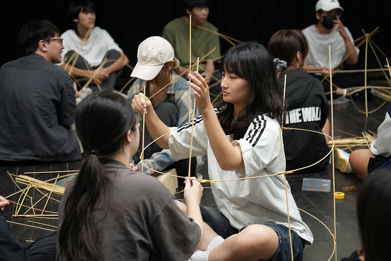 學生齊力製作竹藝作品