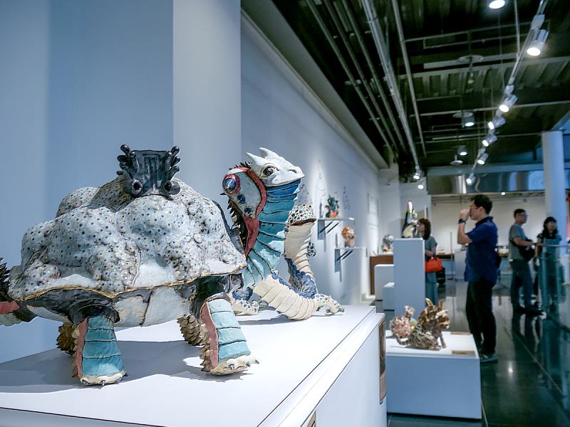 《流浪神獸之家》展覽吸引不少民眾駐足觀賞，神獸形象在陶藝中再現古今，喚起人們對信仰與守護的想像。