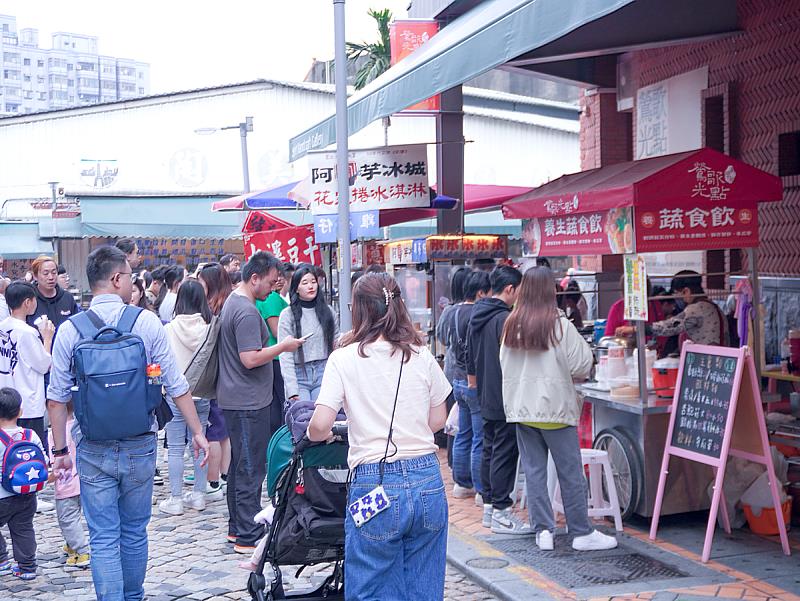 假日限定的光點市集人潮絡繹不絕，經典小吃與文創攤位散發香氣與創意，讓旅人邊逛邊嚐，充滿人情味。