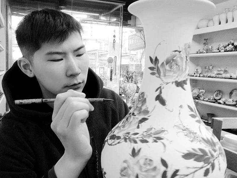 曾祥軒以細膩筆觸彩繪花瓶，作品【幻花】將陶瓷與繪畫融為一體，為產地開放日壓軸展覽添上華麗色彩。