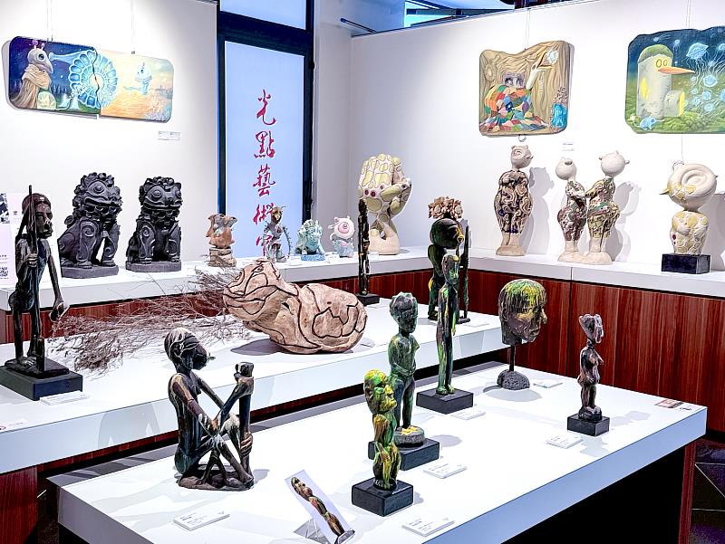 光點藝術中心展場一隅，多樣藝術作品並陳，彷彿走入鶯歌產地的縮影，觀眾可在此一次看見當代藝術的豐富樣貌。