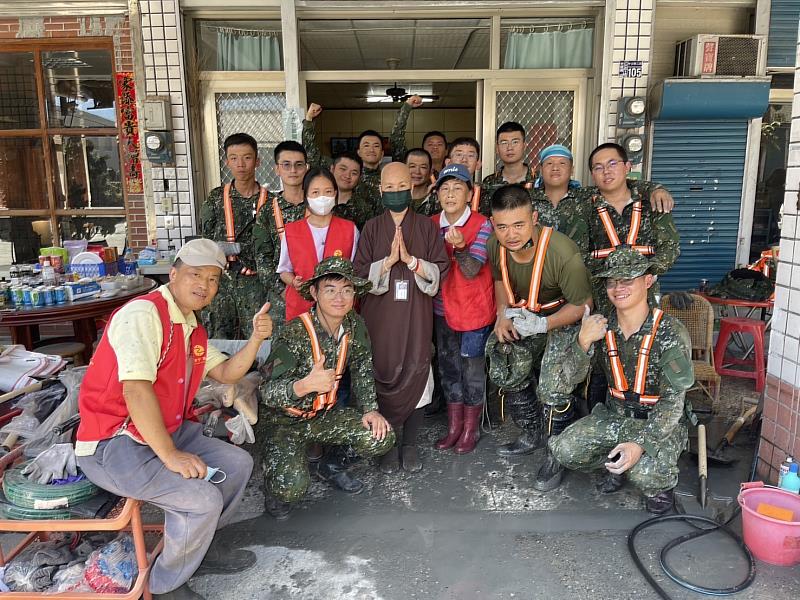 2、性月法師說，靈鷲山救援行動是長期的守護。（靈鷲山佛教教團提供）
