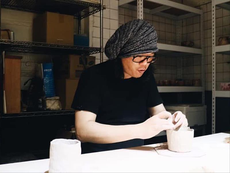 梁佑華專注於泥土與工具的對話，他筆下的《流浪神獸》系列作品，將陶藝幻化為當代神話的奇境世界。