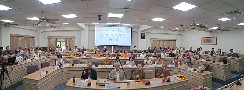 南華大學舉辦人間佛教學術系列講座，邀請佛光山文化院院長依空法師主講，現場大合照。