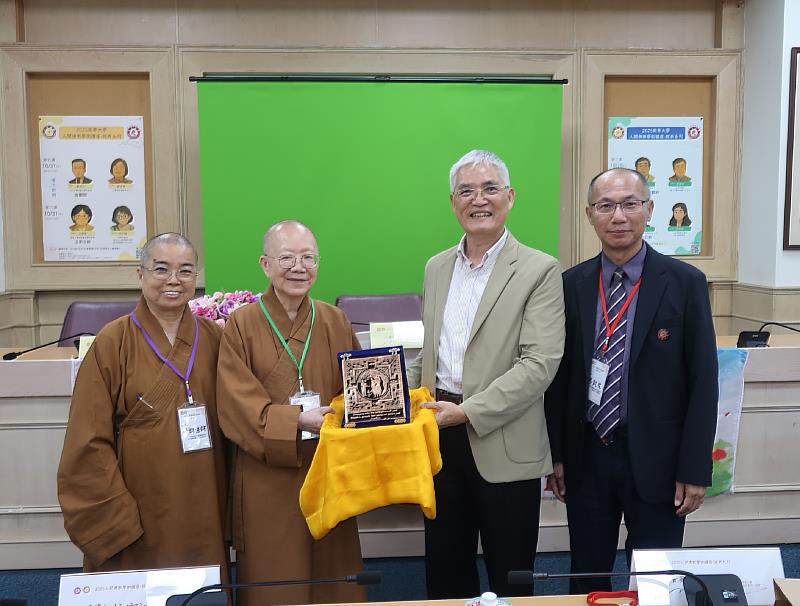 南華大學舉辦人間佛教學術系列講座，邀請佛光山文化院院長依空法師（左2）主講，高俊雄校長（右2）致贈紀念品。