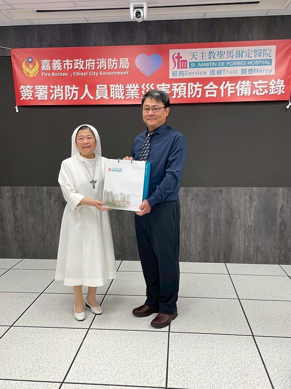 聖馬爾定醫院陳美惠院長致贈紀念品予中臺科大曾若鳴副教授，感謝其對此次合作之推動。