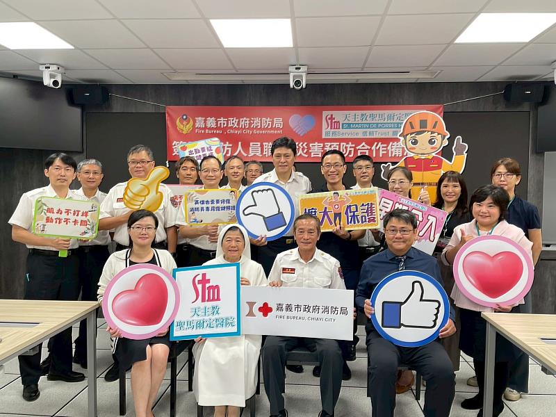 消防人員職業災害預防合作備忘錄簽約儀式合影
