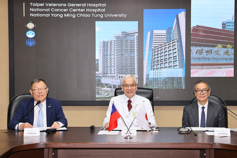 The agreement, signed by NYCU President Chi-Hung Lin (left), TVGH Superintendent Wei-Ming Chen (center), and NCCH Director Yasuyuki Seto, aims to establish an Asia-Pacific cancer research network and usher in a new era of precision oncology through transnational collaboration. (Photo credit: TVGH)