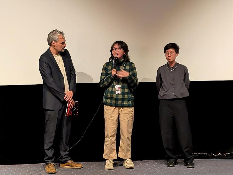 導演王彥蘋（中）與台北電影節選片人馬曼容（右）於9月30日共同為台北電影節短片專題進行映前介紹，主持人為松茲瓦爾電影節創辦人福克（左）。（駐英國代表處文化組提供）