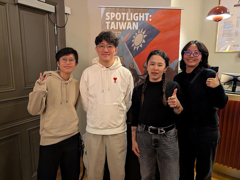 （左起）台北電影節選片人馬曼容、導演徐漢強、導演洪瑋婷、導演王彥蘋等出席10月1日交流晚會。（駐英國代表處文化組提供）
