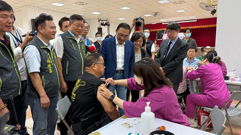 市長侯友宜前往板橋區國光公園市民活動中心視察疫苗接種情形，鼓勵民眾「左流右新」同時接種兩種疫苗