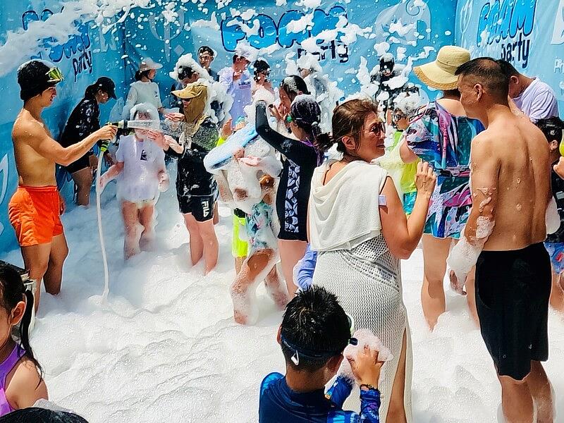 學生規劃並執行bubble party活動