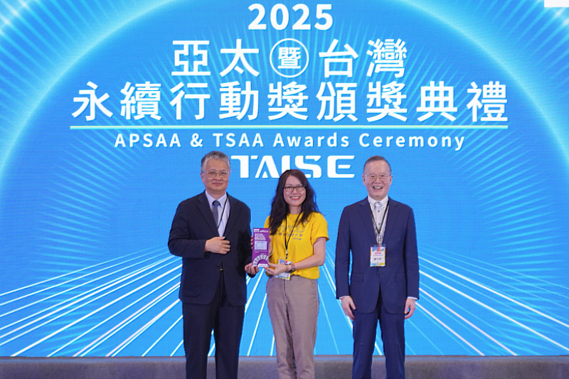 Professor Sirirat Sae Lim, Executive Director of the Office of Sustainability and Social Responsibility at NYCU, accepts the award on behalf of the university’s winning teams.