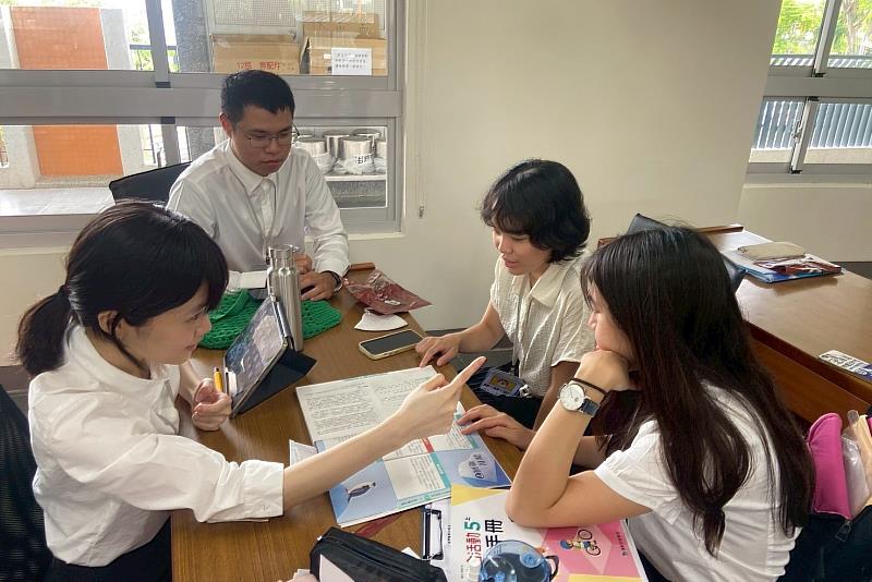 南大教育學系師資生於課後進行兩週實習課程配課與討論，深化專業學習