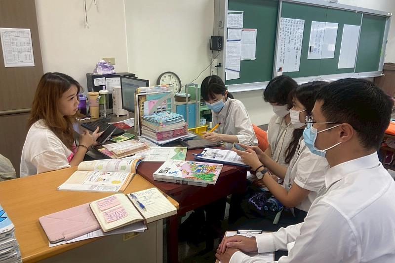 新南國小五年級吳穎亭老師與南大實習師資生交流差異化教學設計