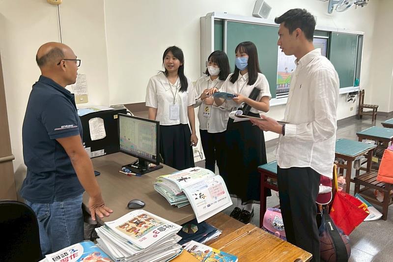 新南國小三年級洪嘉銘老師指導南大實習師資生，分享教育現場經驗