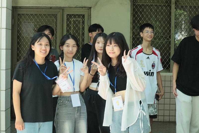 闖關結束後，南大經管系同學合影留念，臉上洋溢笑容，展現滿滿活力與成就感。