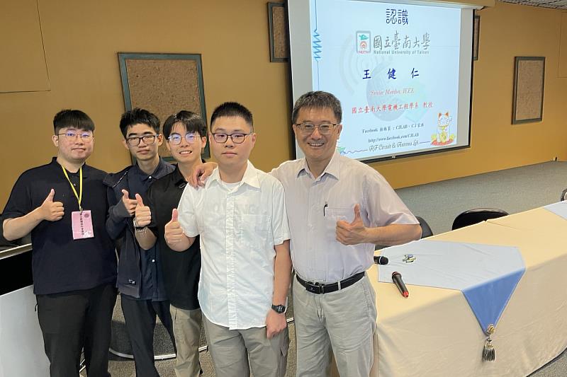 南大王健仁教授(右)深耕電磁與通訊,提升國際學術能見度。