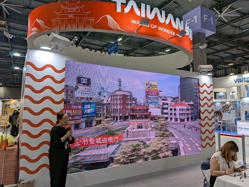 日本旅展台灣館與民眾進行互動遊戲
